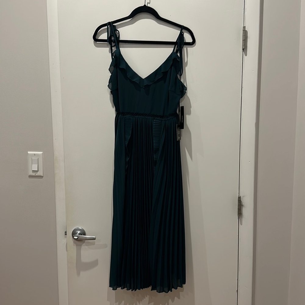 Lulus emerald green midi pleated dress